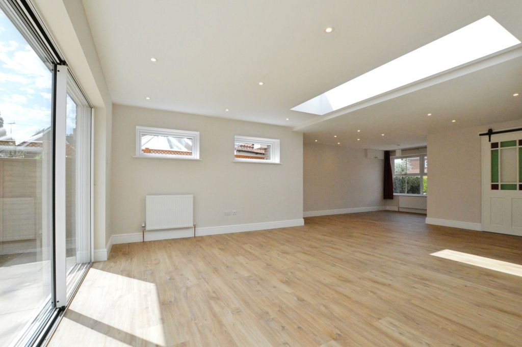Property photo 3 of 27