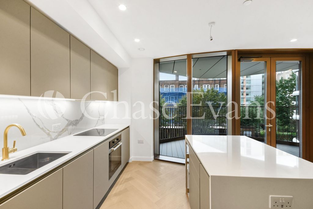 Property photo 3 of 18 Kitchen