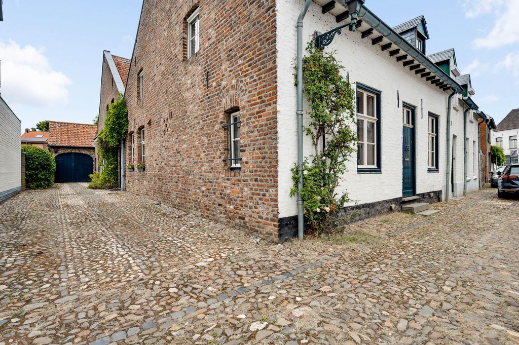 Property photo 2 of 39