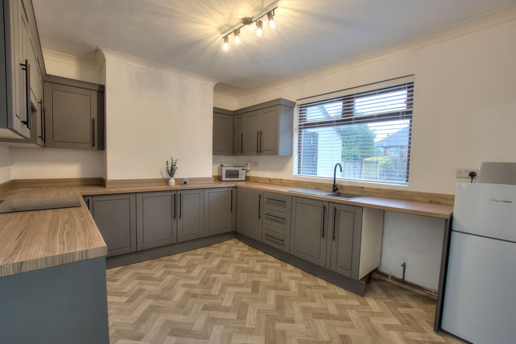 Property photo 2 of 14 2. Kitchen