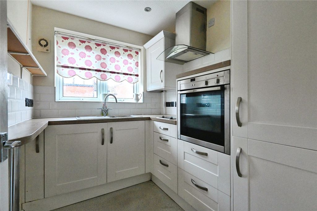 Property photo 3 of 10 Kitchen