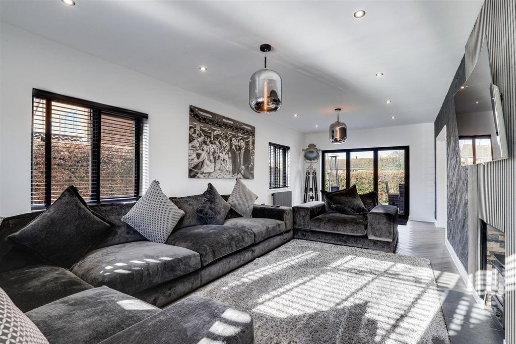 Property photo 2 of 28