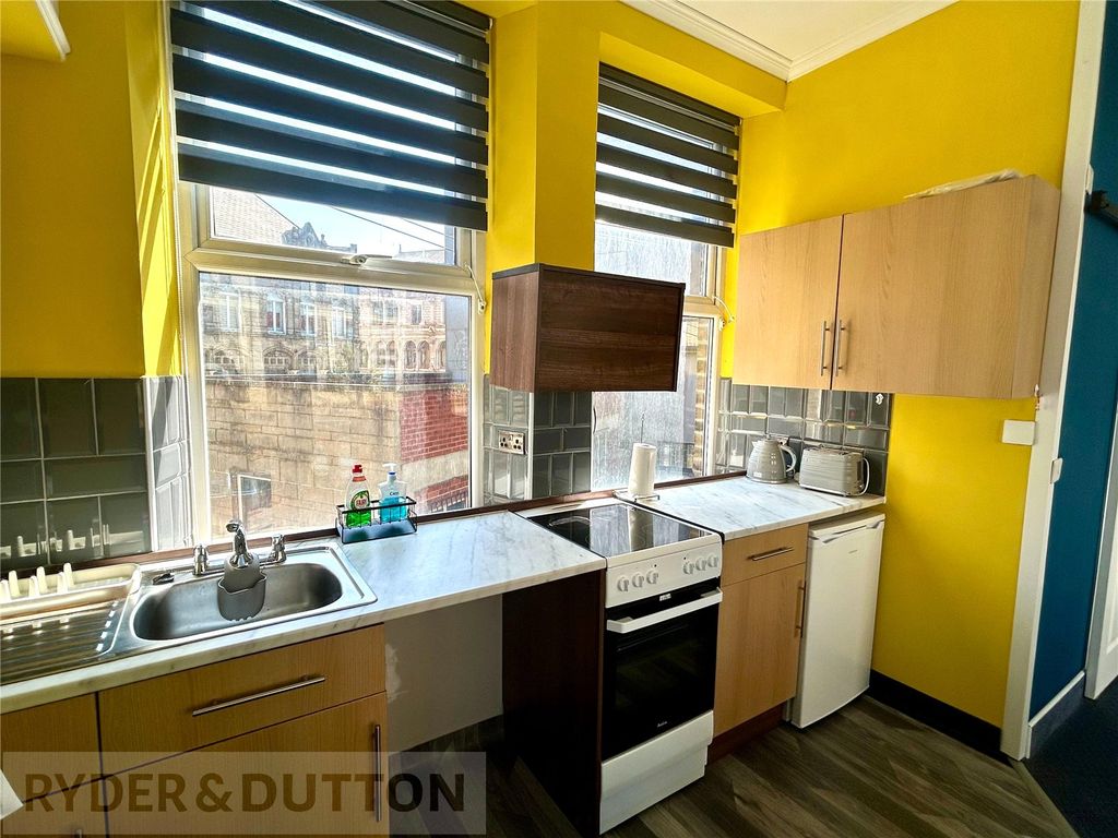 Property photo 3 of 11 Kitchen
