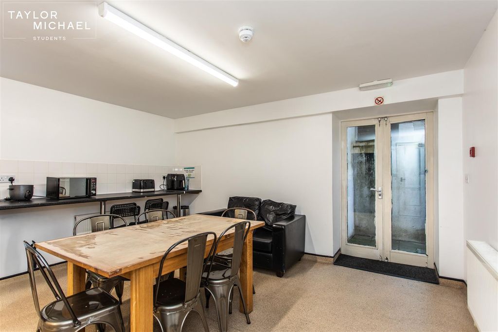 Property photo 3 of 10 Shared Kitchen