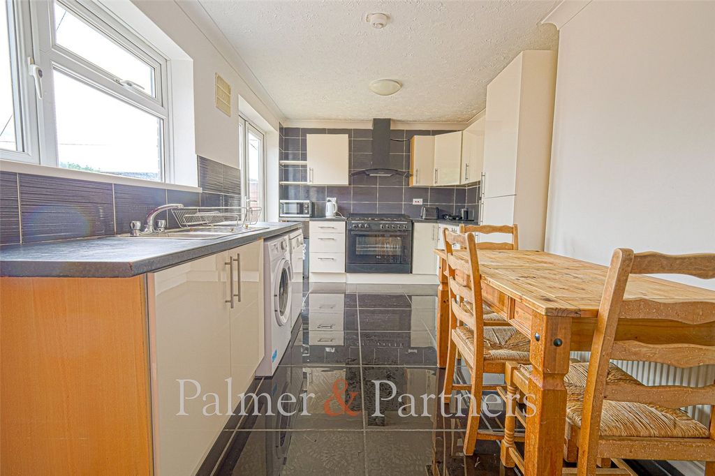 Property photo 2 of 11 Kitchen