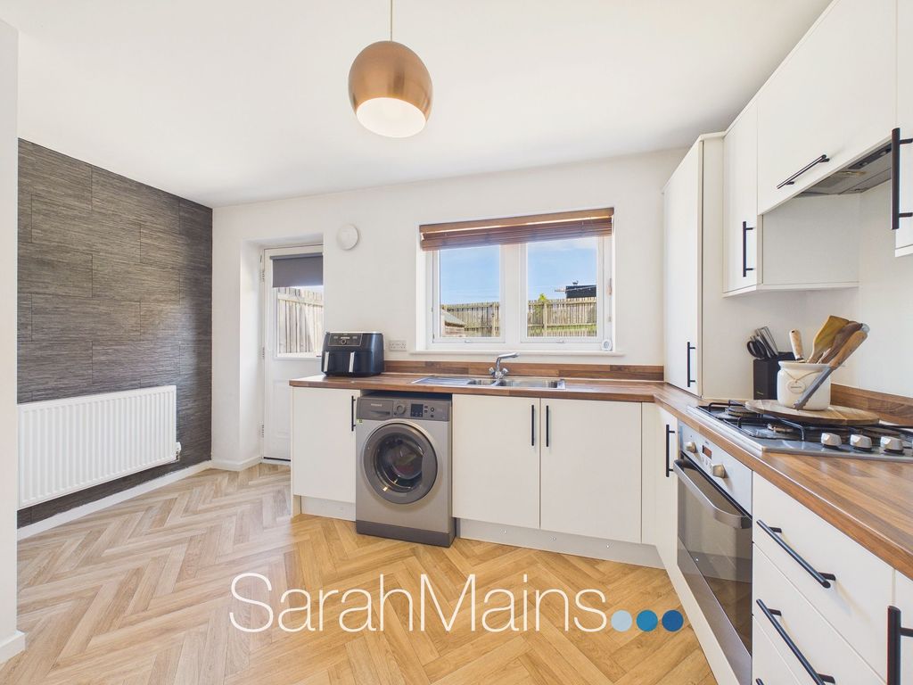 Property photo 3 of 11 Kitchen