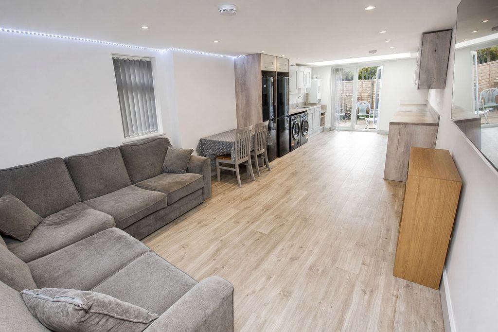 Property photo 1 of 15 Approach