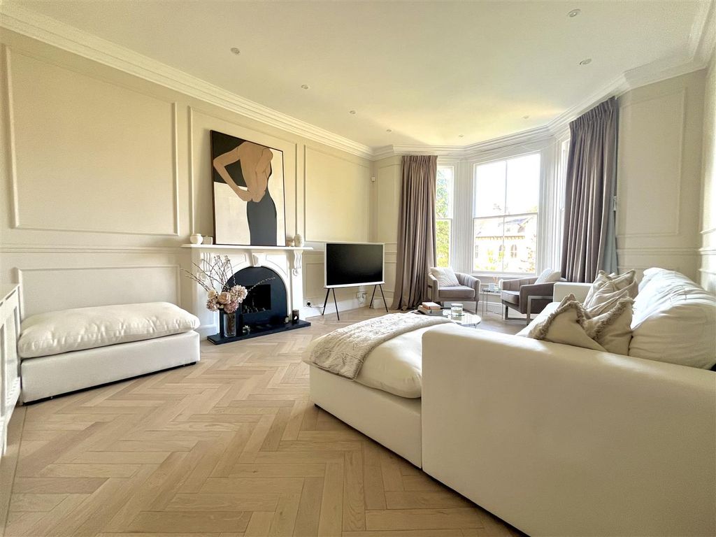 Property photo 2 of 27 Lounge