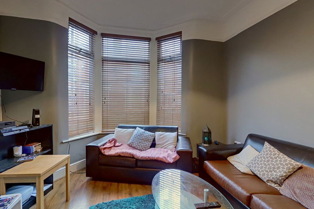 Property photo 2 of 25