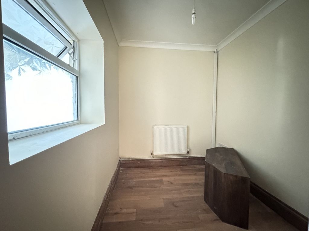 Property photo 3 of 22 Snug