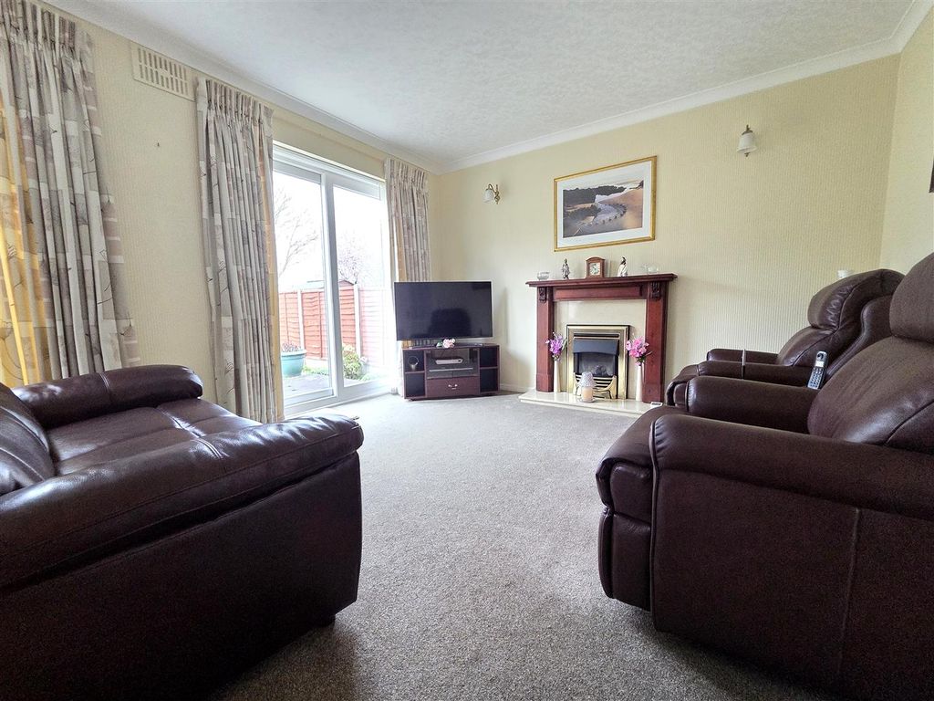 Property photo 3 of 11 Lounge Area