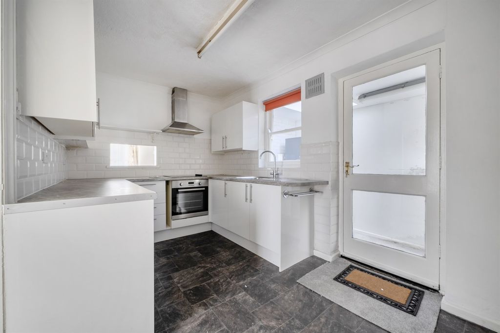 Property photo 3 of 11 Kitchen