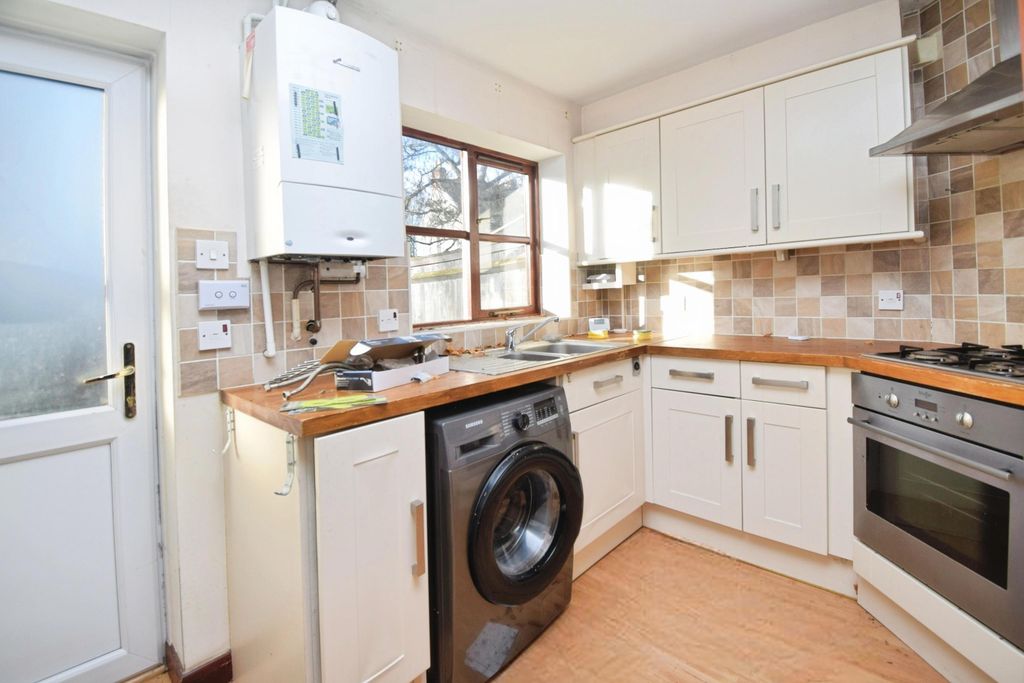 Property photo 3 of 6 Kitchen