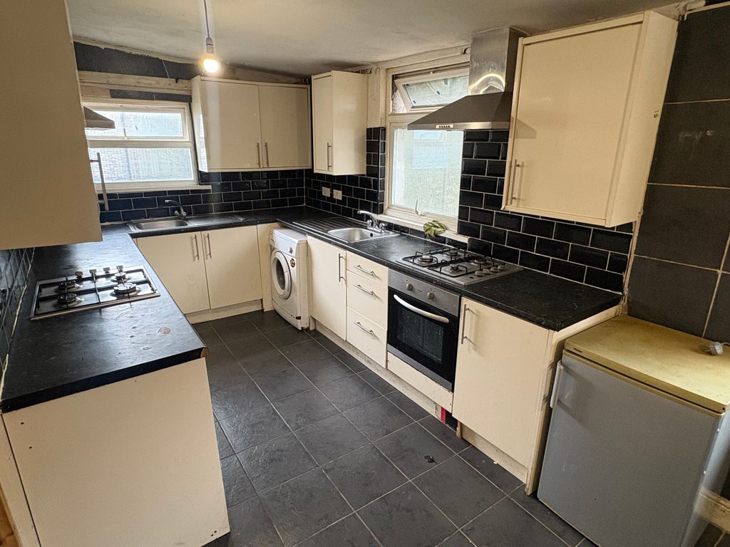Property photo 3 of 16 Kitchen