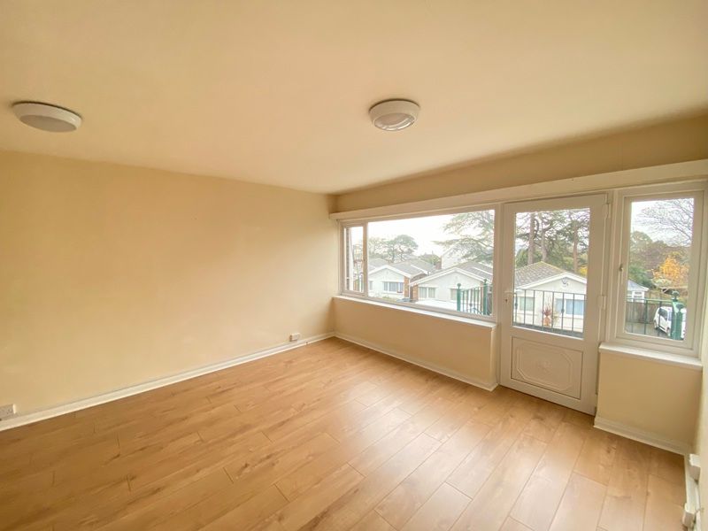 Property photo 2 of 8 Lounge