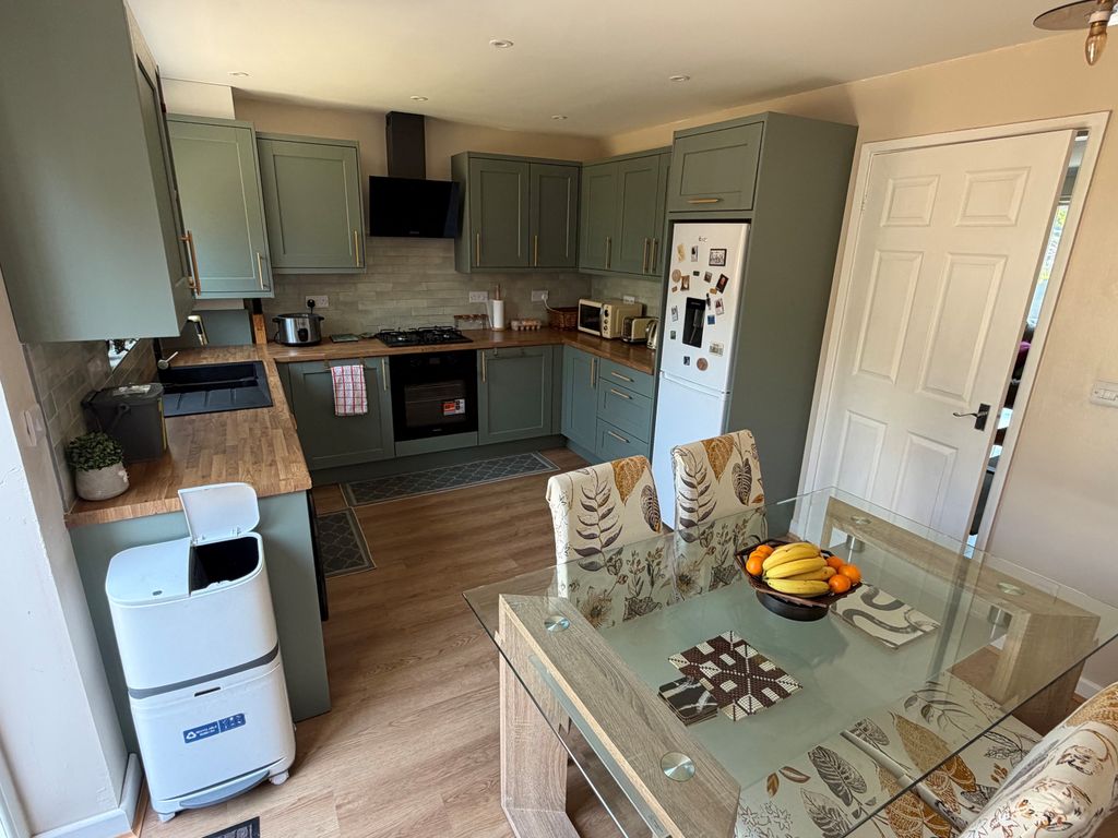 Property photo 3 of 9 Kitchen