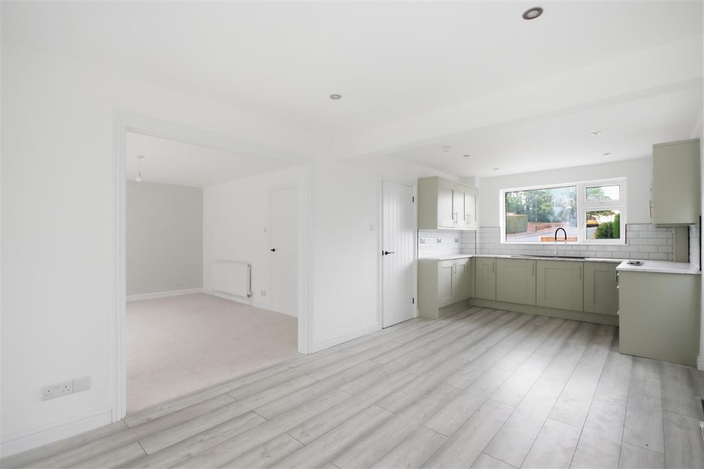 Property photo 3 of 18 Dining Kitchen