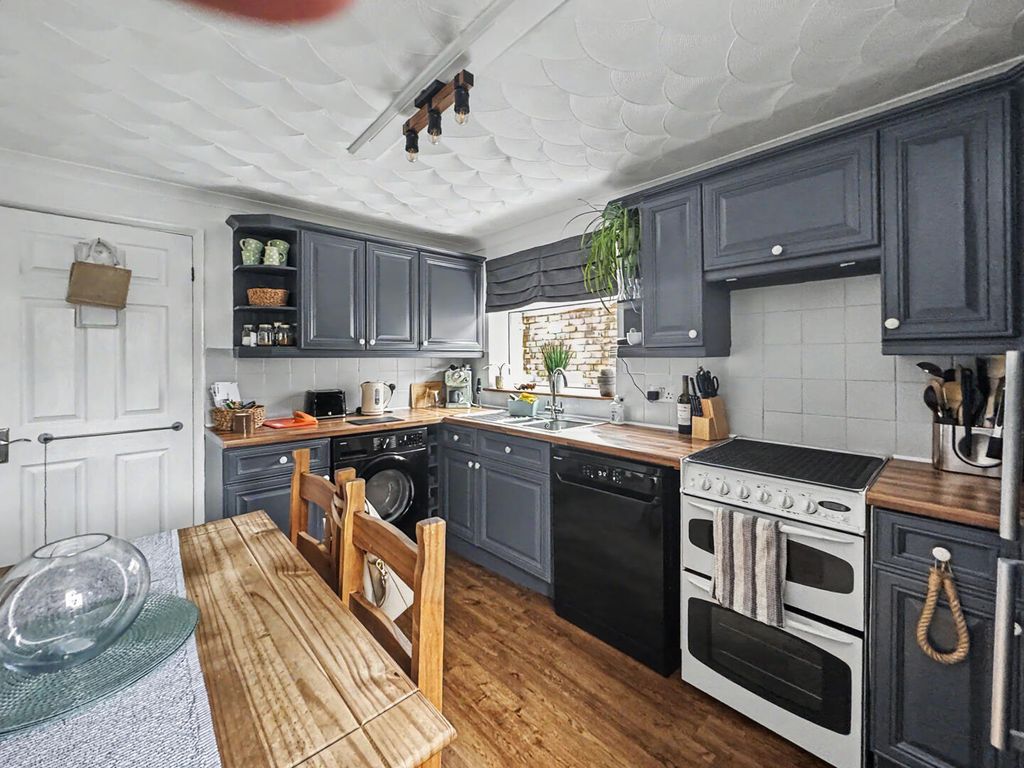 Property photo 2 of 14 Kitchen
