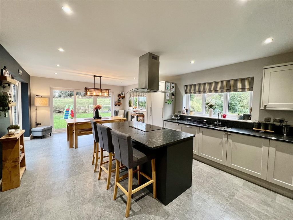 Property photo 3 of 39 Kitchen/Living