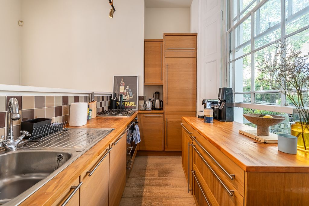 Property photo 3 of 18 Milner Square