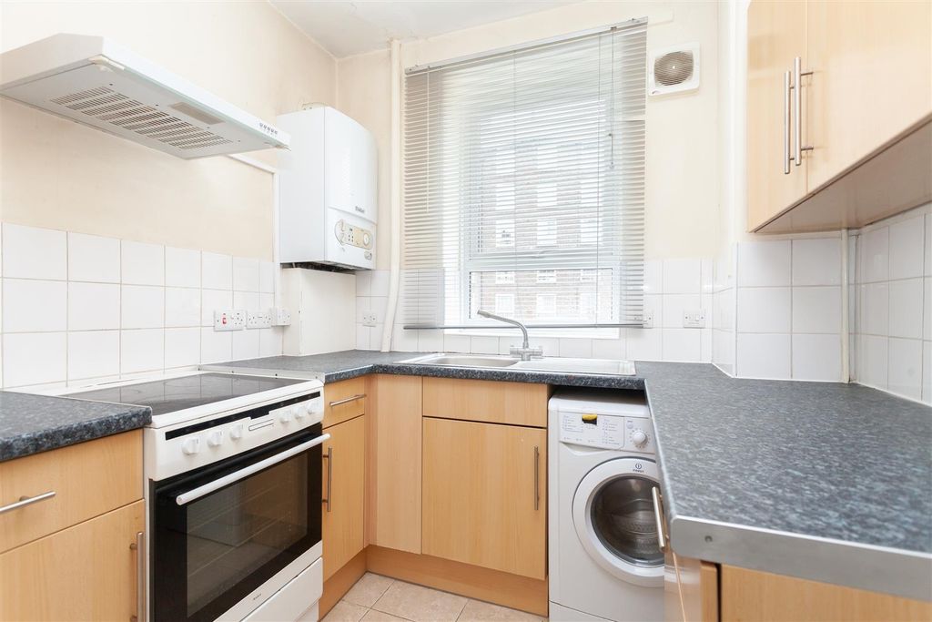 Property photo 3 of 11 Kitchen