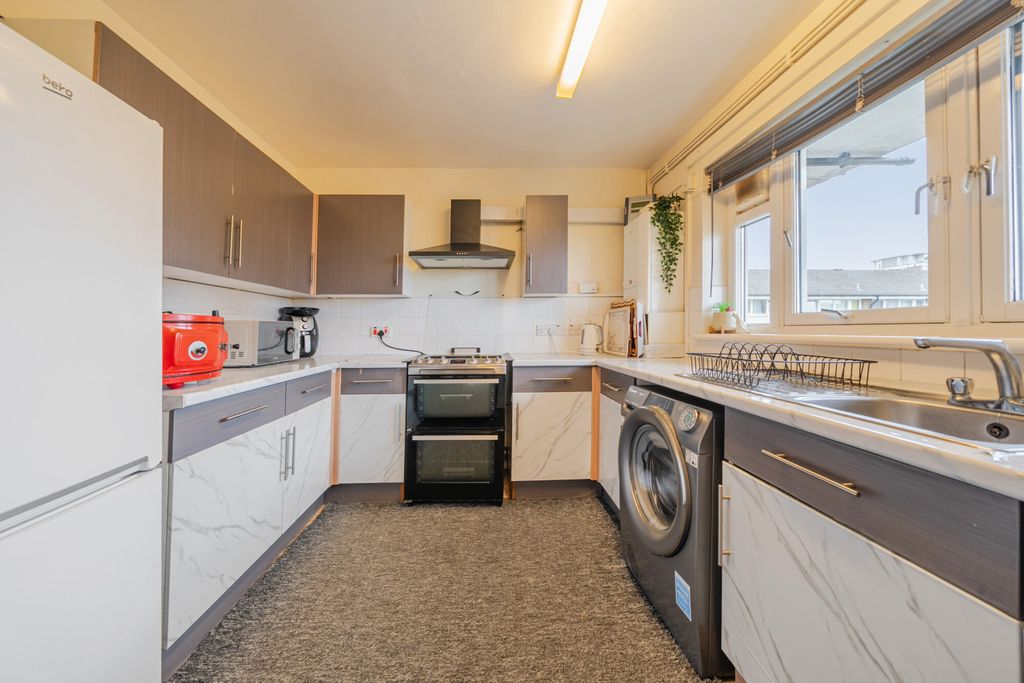 Property photo 3 of 19 Kitchen