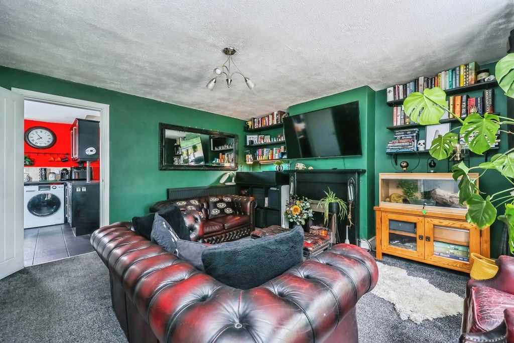 Property photo 2 of 17 Lounge