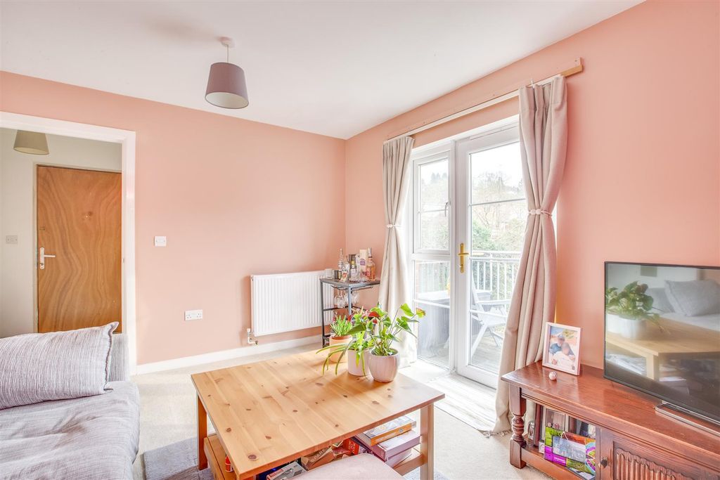 Property photo 3 of 11 21 Greengate, Chairborough Road, Hp12 3Gz-6.Jpg