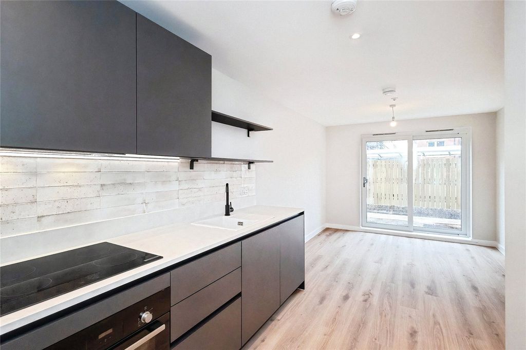 Property photo 2 of 12 Picture No. 11