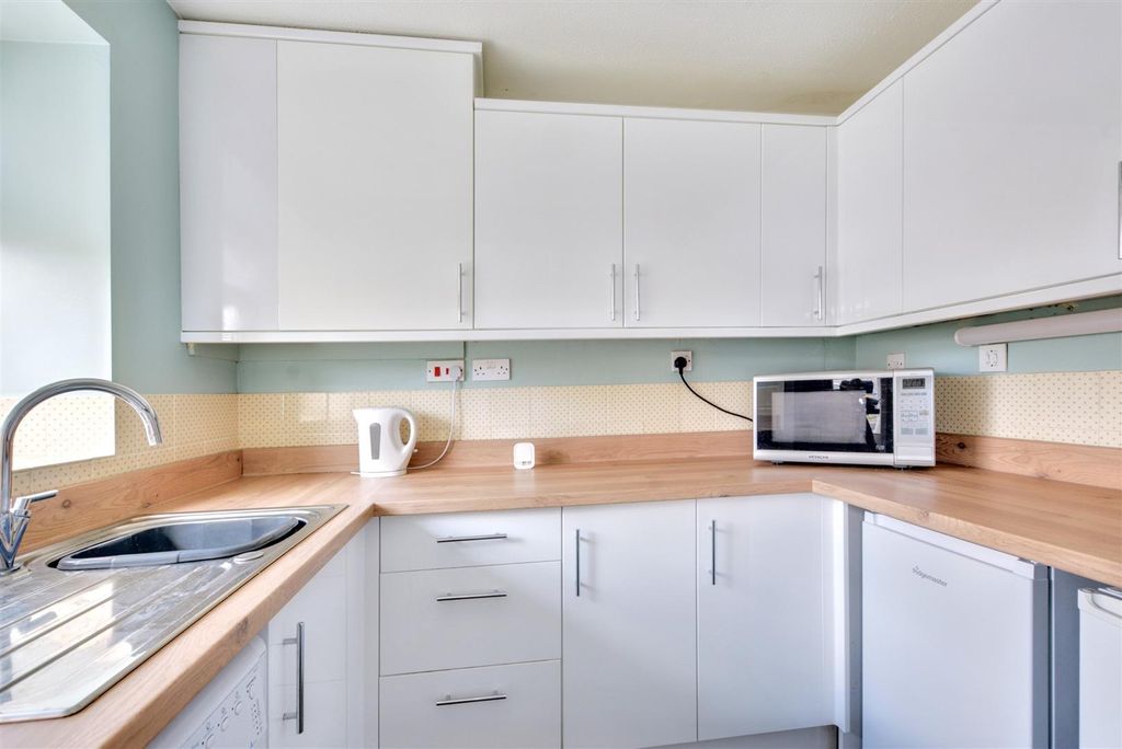 Property photo 3 of 16 Kitchen