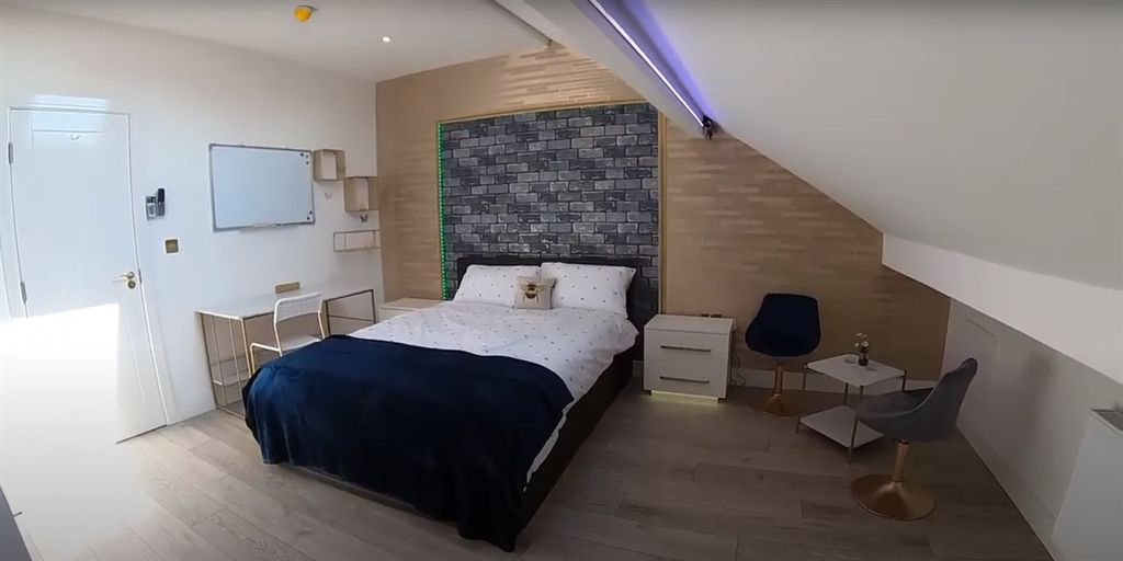 Property photo 2 of 15 Bright Double Room With Modern Dã©Cor And Desk...