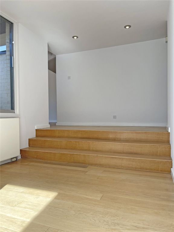 Property photo 3 of 25 Entrance Hall