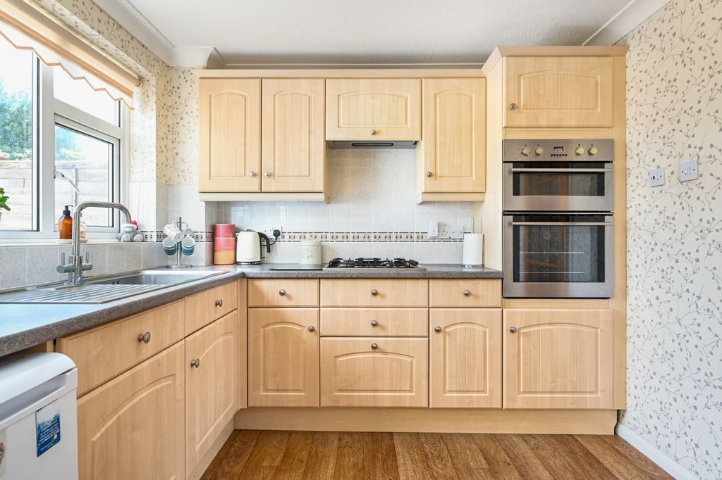 Property photo 3 of 19 Kitchen 2