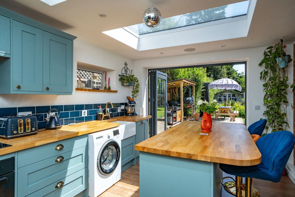 4 bed detached house for saleLower Interfields, Malvern WR14 photo 4