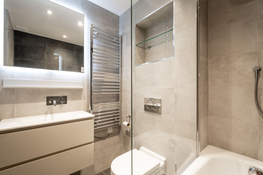 Property photo 2 of 6 Compayne Gardens 82 Flat 1 - Ensuite