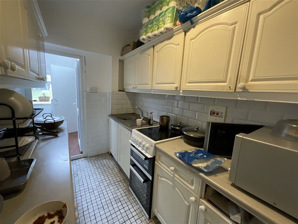 Property photo 3 of 7 Kitchen