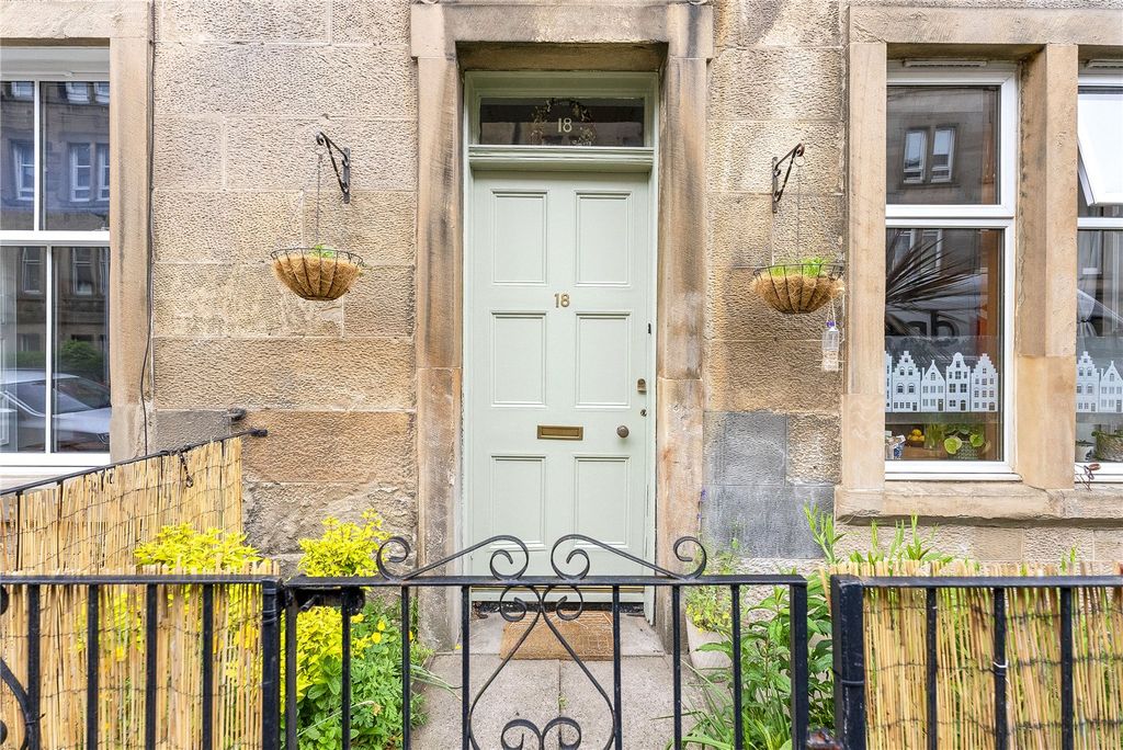 Property photo 1 of 23 18 Roseburn Place