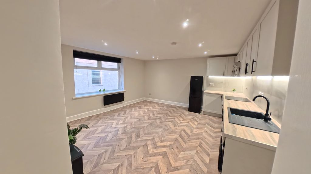 Property photo 3 of 10 Lounge/Kitchen