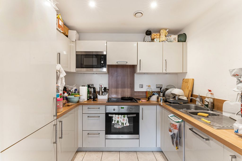 Property photo 3 of 11 Kitchen