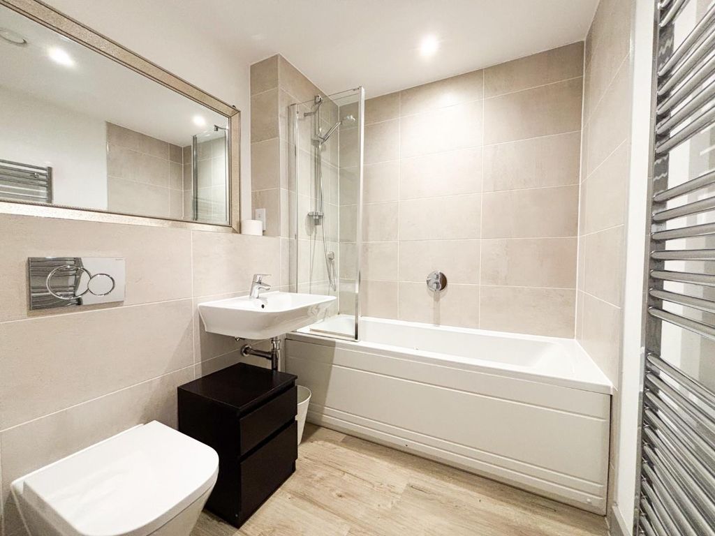 Property photo 3 of 19 Bathroom