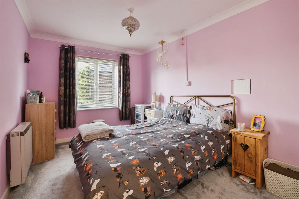 Property photo 2 of 17 Bedroom