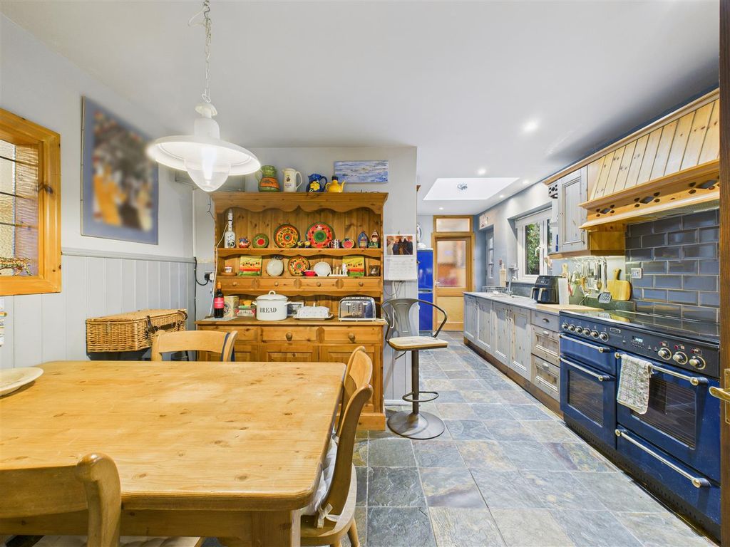 Property photo 2 of 19 'l' Shaped Dining Kitchen