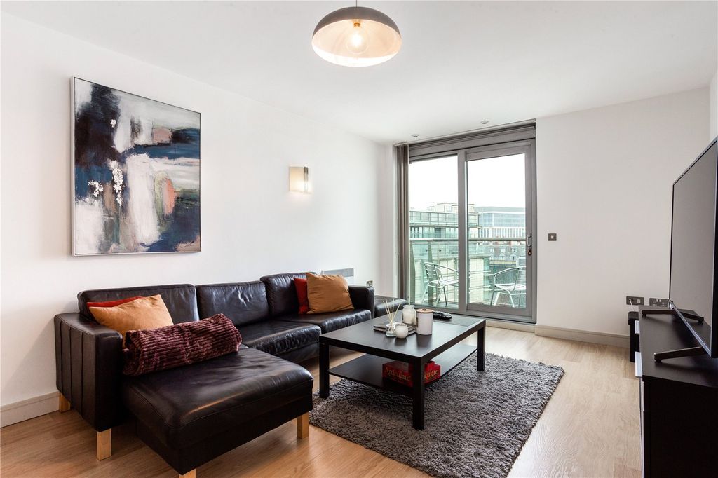 Property photo 3 of 10 Lounge