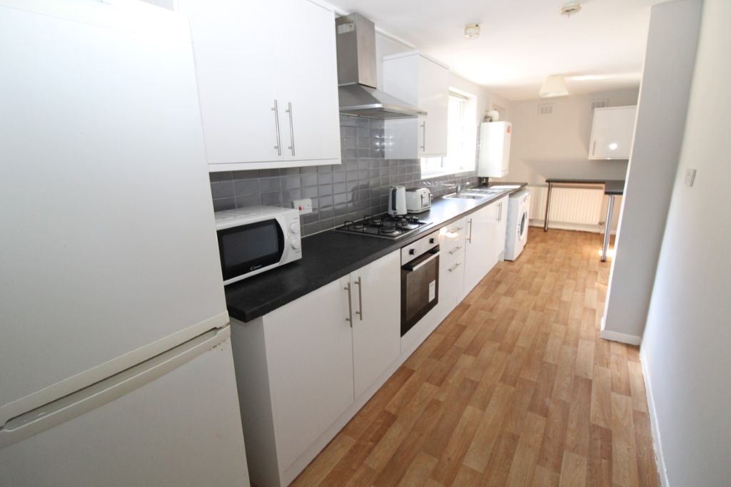 Property photo 3 of 17 Kitchen