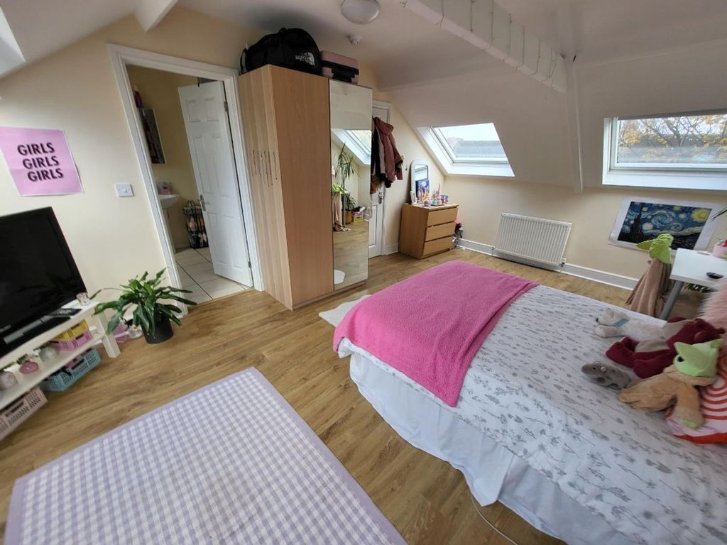 Property photo 1 of 15 Bright And Inviting Double Bedroom Featuring Ample...