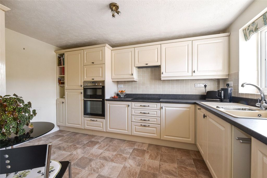Property photo 3 of 11 Kitchen/Breakfast Rm