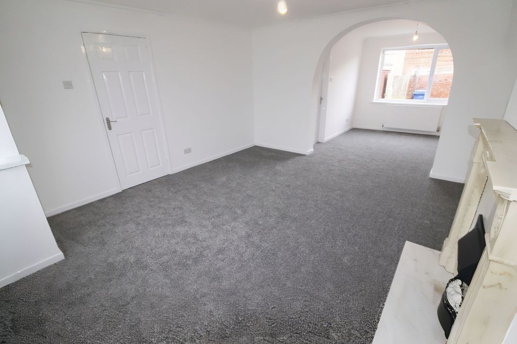 Property photo 3 of 16 Lounge