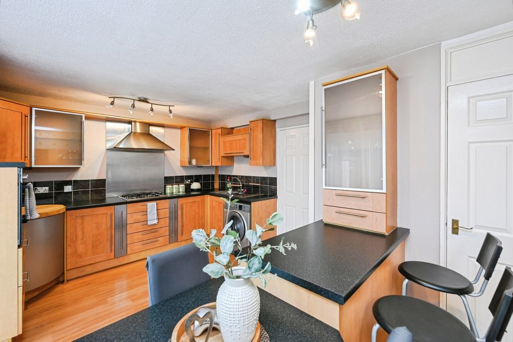 Property photo 3 of 8 Kitchen