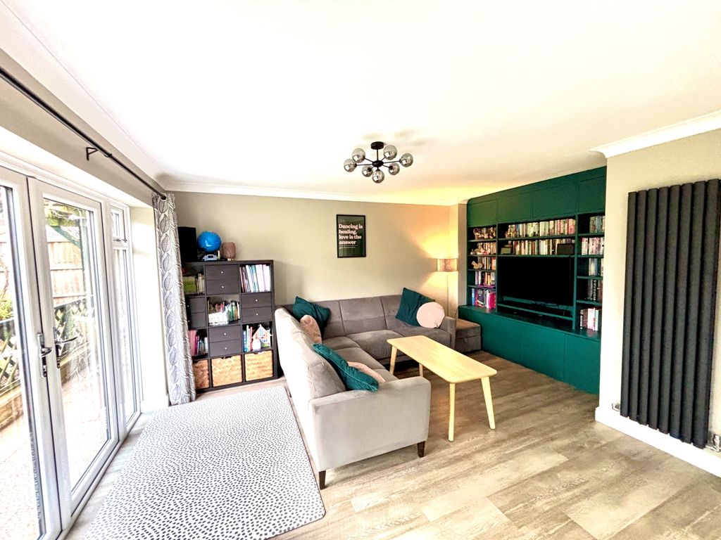 Property photo 2 of 16 Lounge
