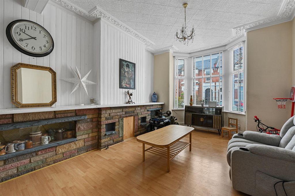 Property photo 3 of 24 Through Lounge